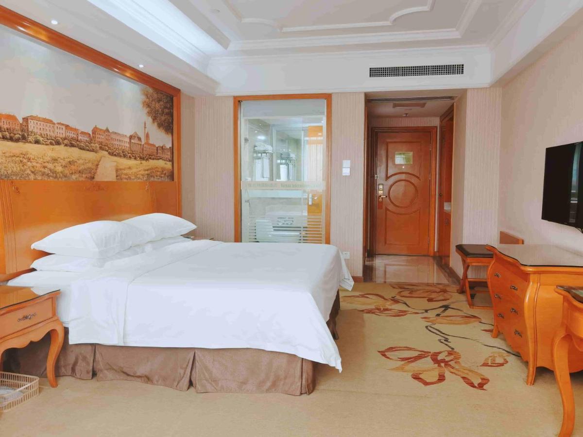 Vienna International Hotel Guigang Hecheng Road Exterior photo