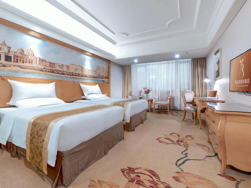 Vienna International Hotel Guigang Hecheng Road Exterior photo